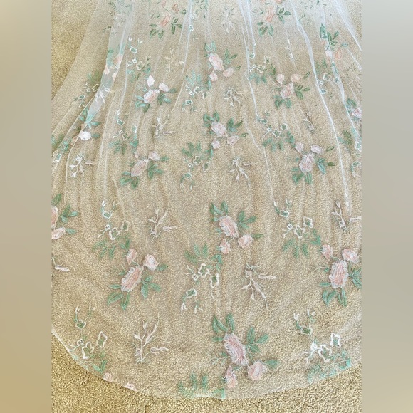 Embroidered Veil - Pink Rose on White Tulle - 118inches - Picture 9 of 12